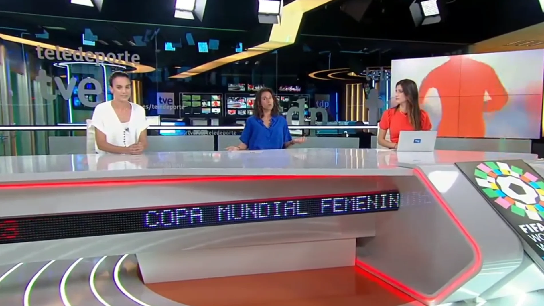 Vero Boquete, en el centro, durante una de las retransmisiones de TVE del pasado Mundial