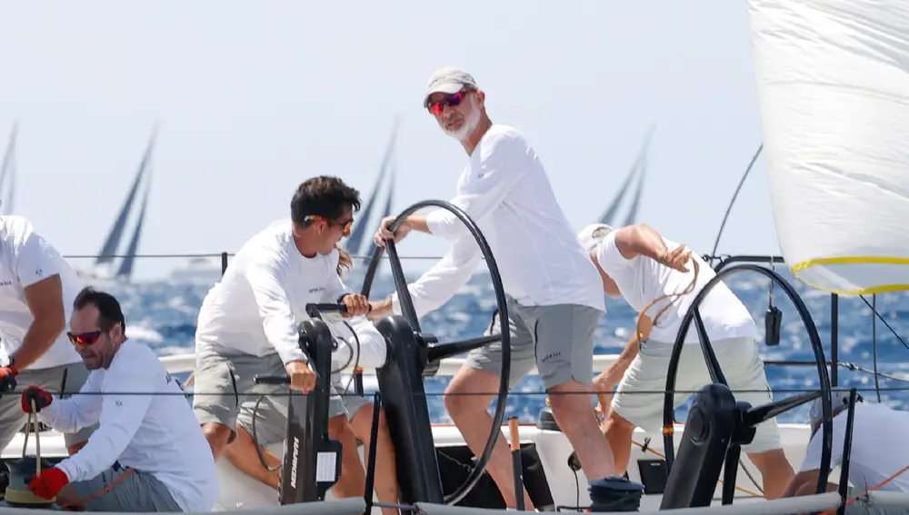El Rey Felipe VI maneja el timón del Aifos en Mallorca