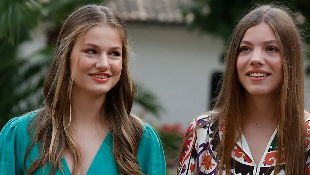 Leonor y Sofía con sus primero looks en Mallorca.