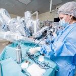 Ayuda de robot en quirófano