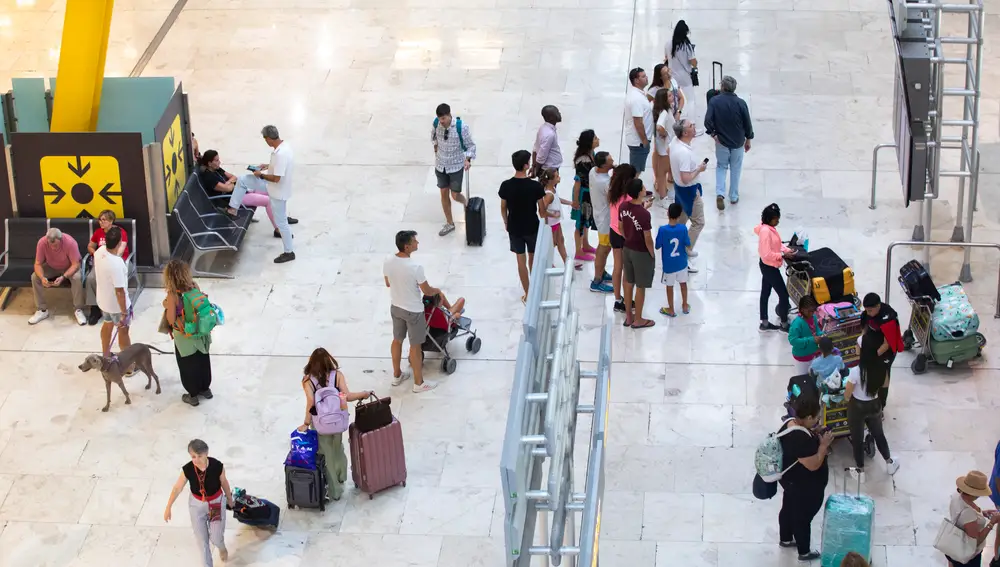 Viajeros y turistas con maletas en la terminal T4 del aeropuerto Adolfo Suarez Madrid Barajas. © Jesús G. Fe