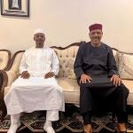 El jefe de la junta miltiar de Chad, Mahamat Idriss Déby, y el presidente depuesto de Níger, Mohamed Bazoum
