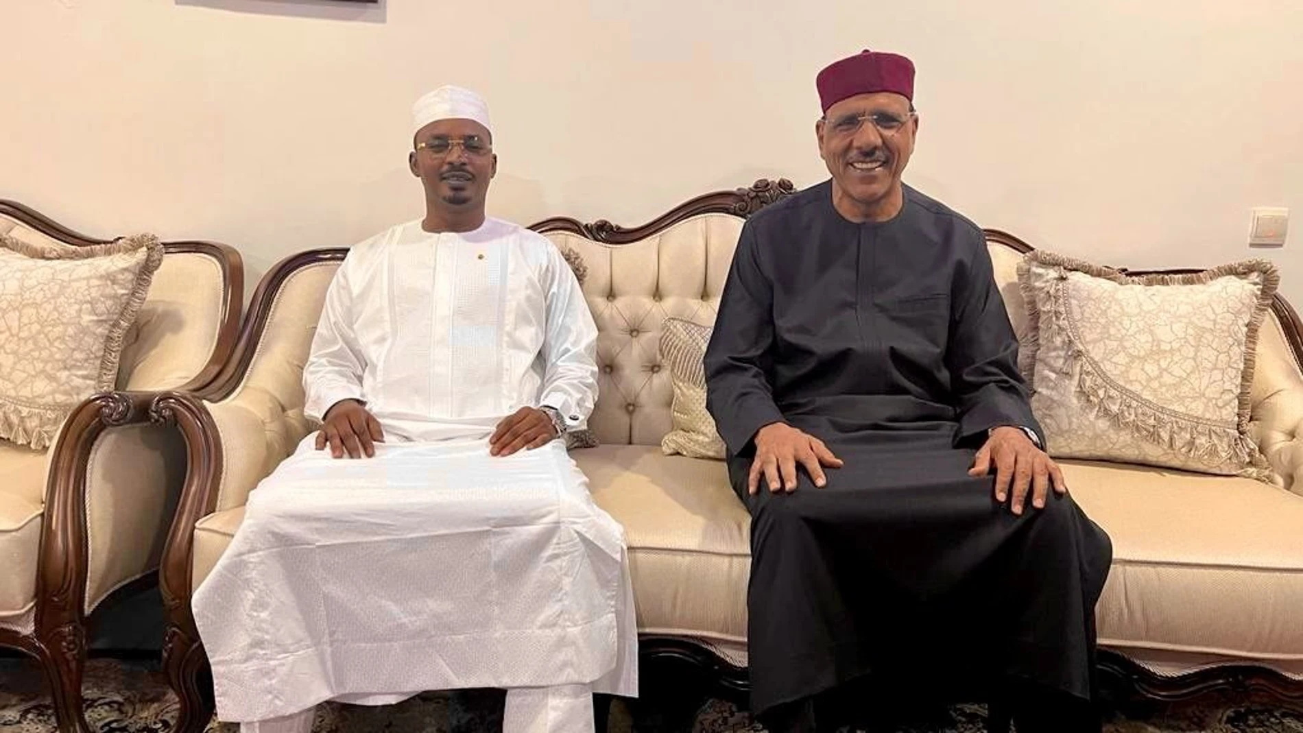 El jefe de la junta miltiar de Chad, Mahamat Idriss Déby, y el presidente depuesto de Níger, Mohamed Bazoum PRESIDENCIA DE CHAD 30/07/2023