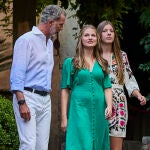 El Rey Felipe junto a sus hijas en Mallorca.
