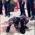 La flexibilidad extraordinaria de este hombre deslumbra en redes sociales