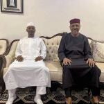 El presidente de transición de Chad, el general Mahamat Idriss Déby Itno (i), compartió esta madrugada la primera fotografía del presidente depuesto de Níger, Mohamed Bazoum (d), desde el golpe de Estado militar que sufrió ese país el pasado miércoles. 