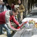Flores y poemas para recordar y reivindicar la figura de Leonor, esposa de Machado