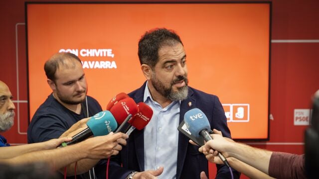 GRAFCAV1786. PAMPLONA, 01/08/2023.- El secretario de Organización del PSN-PSOE, Ramón Alzórriz, atiende a los periodistas este martes en Pamplona donde ha valorado la denuncia de "bloqueo" de Geroa Bai para la formación de Gobierno. EFE/ Villar López