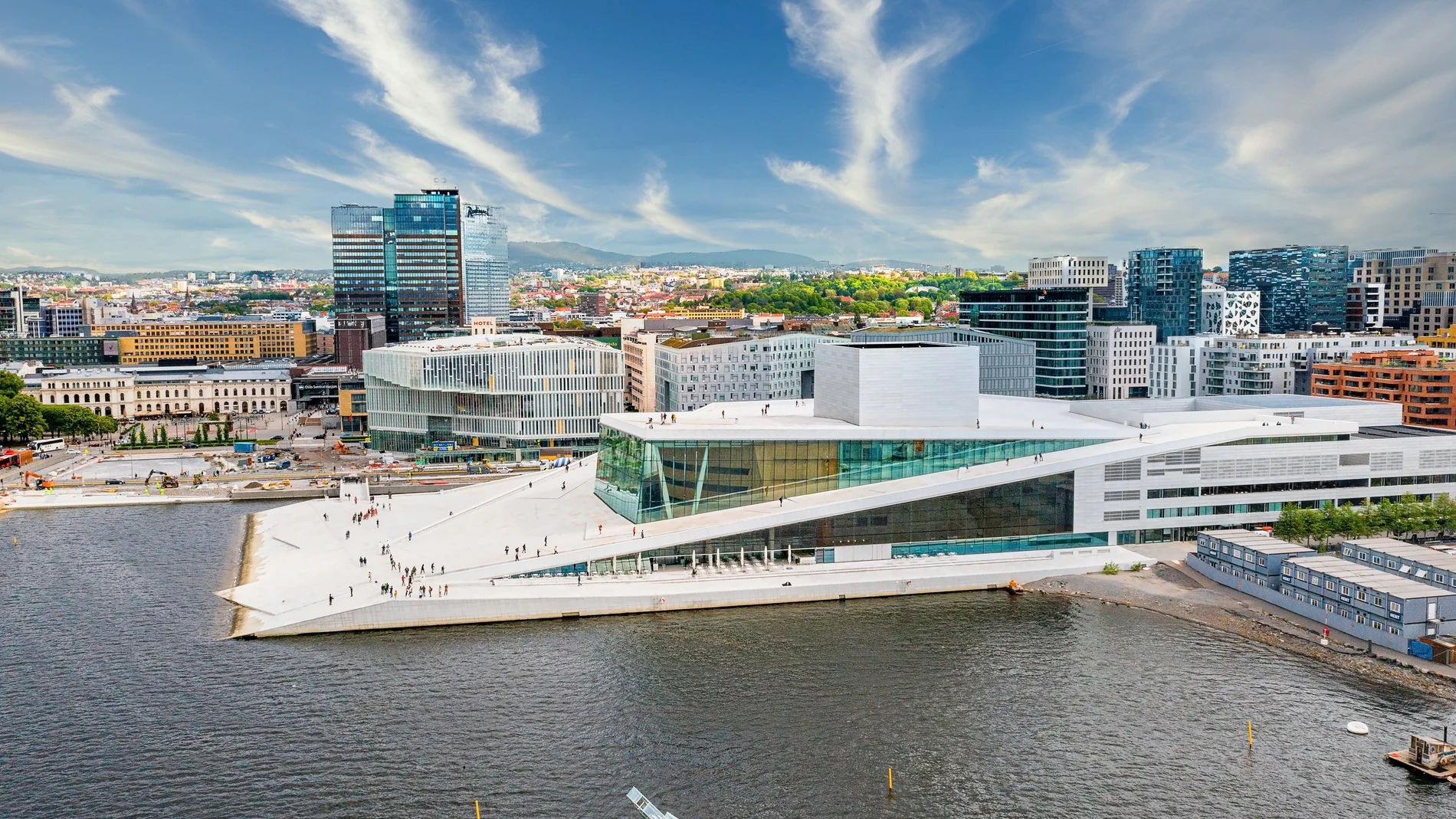Vista panorámica aérea de la Ópera de Oslo y el nuevo barrio de negocios en Oslo, Noruega.