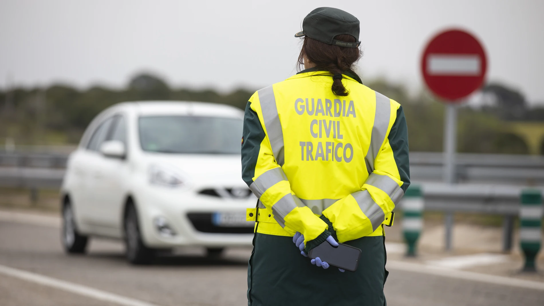 Una agente de la Guardia Civil en una carretera de la Comunidad