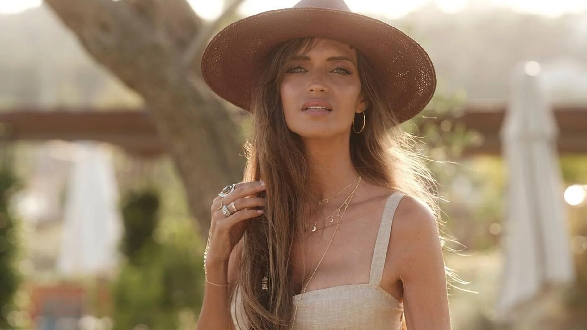 Sara Carbonero con vestido de lino en Cap Roig.