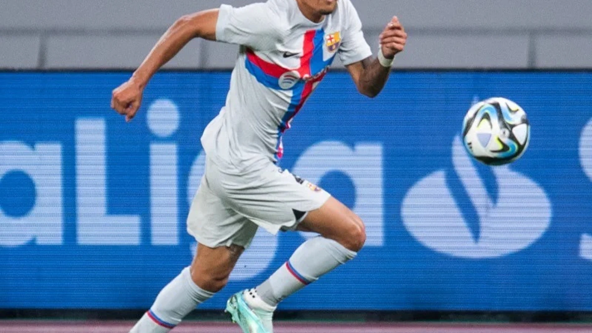 Fútbol.- El FC Barcelona cede al lateral mexicano Julián Araujo a la UD Las Palmas