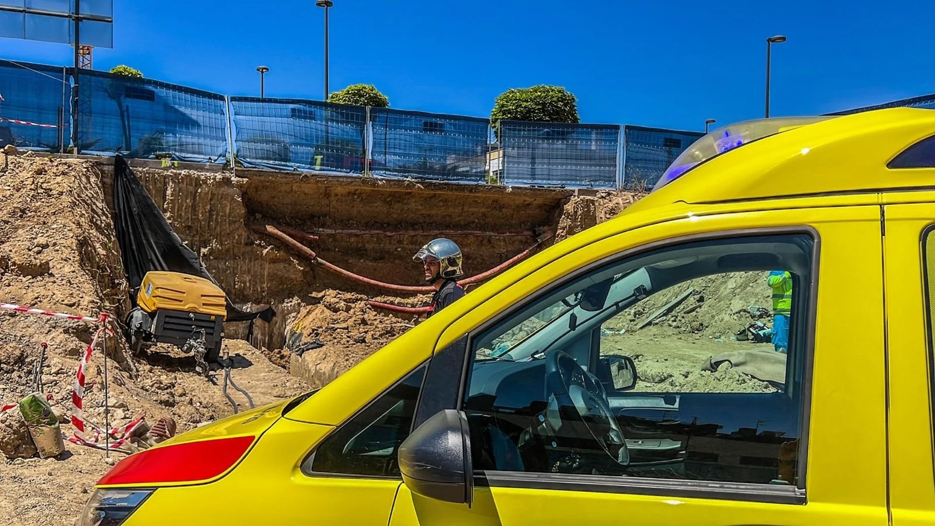 Ambulancia y bombero en unas obrasEMERGENCIAS 112 COMUNIDAD DE MAD01/08/2023