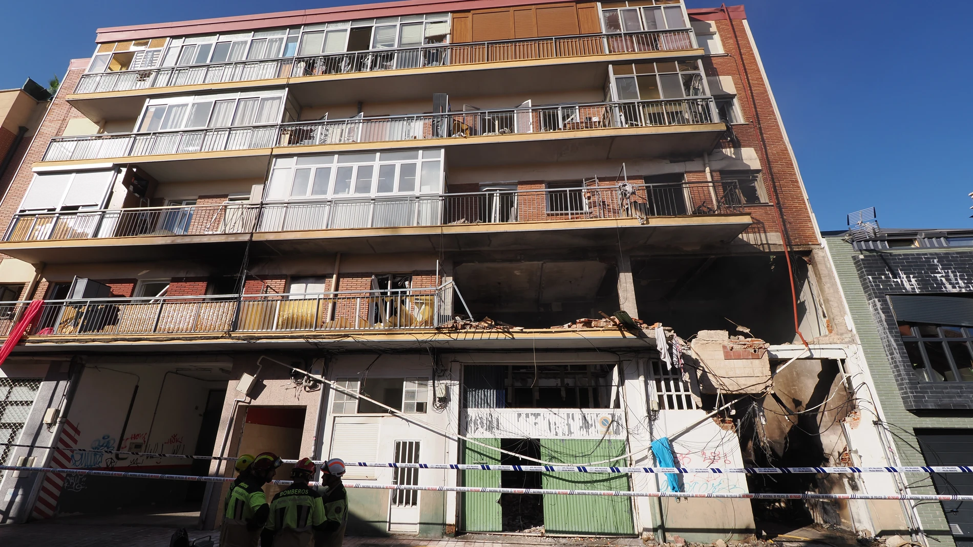 Fachada del inmueble en el que sucedió el incendio por una explosión de gas, en la calle Goya de Valladolid, a 2 de agosto de 2023, en Valladolid, Castilla y León (España). Hoy por la mañana, efectivos de los Bomberos de Valladolid han encontrado el cadáver de la mujer que se encontraba desaparecida tras la explosión de gas registrada la pasada noche en un edificio de cuatro plantas de la calle Goya, 32, de la capital vallisoletana. La explosión, que todo apunta a que fue provocada por una fu...