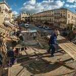 Montaje del coso taurino de Ciudad Rodrigo en la Plaza Mayor del municipio