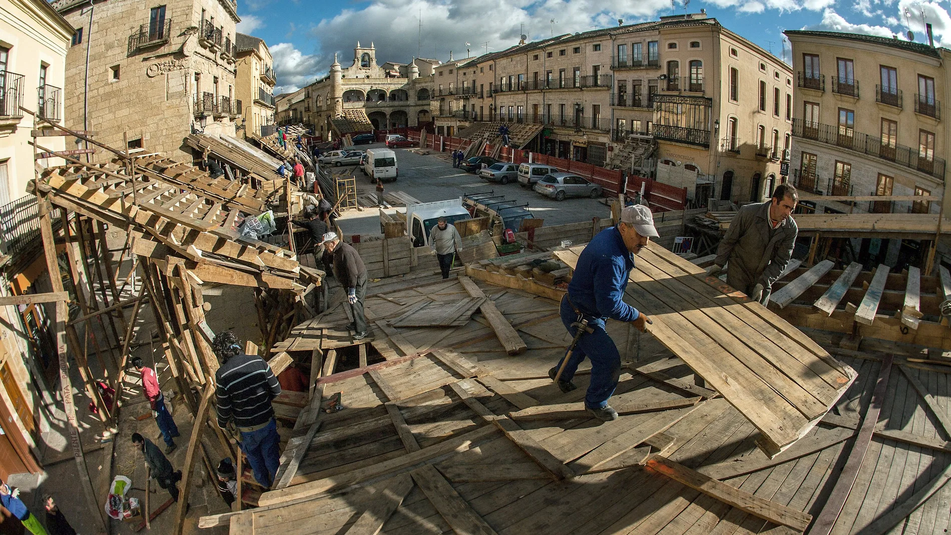 Montaje del coso taurino de Ciudad Rodrigo en la Plaza Mayor del municipio