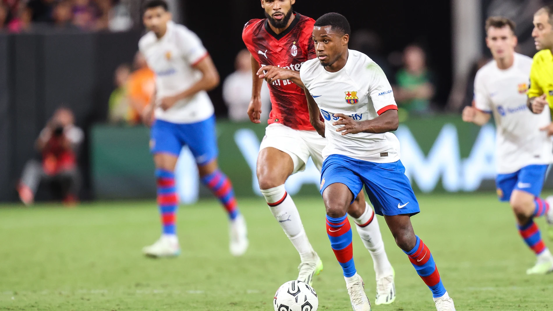 01 August 2023, US, Las Vegas: Barcelona's Ansu Fati (R) in action during the Club Friendlies soccer match between Barcelona vs AC Milan at Allegiant Stadium. Photo: Christopher Trim/CSM via ZUMA Press Wire/dpa Christopher Trim/Csm Via Zuma Pr / Dpa 01/08/2023 ONLY FOR USE IN SPAIN