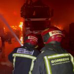 Arde una nave con maquinaria pesada en Burriana