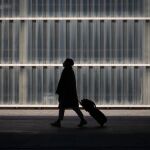 Una viajera con maleta en el aeropuerto de El Prat