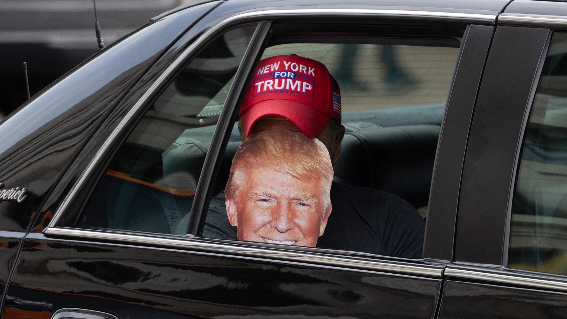 Washington (United States), 03/08/2023.- A supporter of former US President Donald J. Trump circles the outside of the E. Barrett Prettyman United States Courthouse, where Judge Tanya Sue Chutkan will arraign former US President Donald J. Trump, in Washington, DC, USA, 03 August 2023. A federal grand jury has indicted Trump over his efforts to overturn the 2020 presidential election. (Estados Unidos) EFE/EPA/MICHAEL REYNOLDS