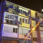 Un hombre de 56 años ha fallecido esta madrugada durante el incendio de una vivienda en la calle San Pedro de Cardeña, en el distrito de Hortaleza, suceso que requirió además la atención a nueve pacientes, todos de carácter leve, han informado fuentes de Emergencias Madrid.