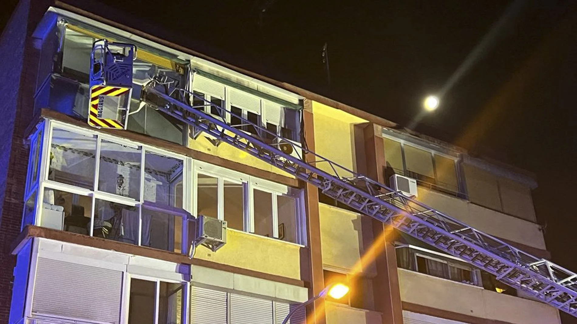 Un hombre de 56 años ha fallecido esta madrugada durante el incendio de una vivienda en la calle San Pedro de Cardeña, en el distrito de Hortaleza, suceso que requirió además la atención a nueve pacientes, todos de carácter leve, han informado fuentes de Emergencias Madrid.