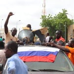 Níger.- Cientos de manifestantes apoyan en Niamey a la junta golpista de Níger en el Día de la Independencia
