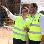 El ministro de la Presidencia, Relaciones con las Cortes y Memoria Democrática en funciones, Félix Bolaños (i), durante su visita a las obras de la línea de alta velocidad Murcia-Almería a 03 de agosto del 2023 en Cuevas del Almanzora (Almería, Andalucía, España). 