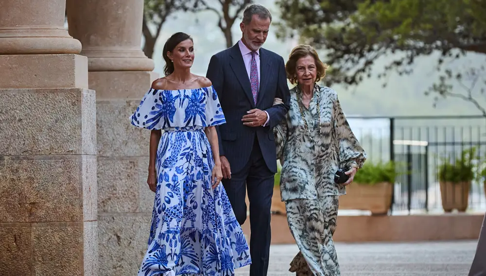 Los Reyes de España, Felipe Vi y Letizia Ortíz junto con Reina Sofía, en la recepción ofrecida a las autoridades de las Islas Baleares y a una representación de la sociedad balear en el Palacio de Marivent.