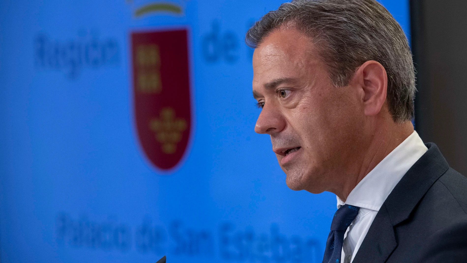 MURCIA, 03/08/2023.- El consejero de presidencia y portavoz del gobierno de Murcia Marcos Ortuño, durante la rueda de prensa que ha ofrecido para informar de las decisiones tomadas en la reunión de consejo de gobierno celebrada este jueves en el Palacio de San Esteban. EFE/Marcial Guillén