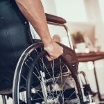 Un hombre con discapacidad en silla de ruedas
