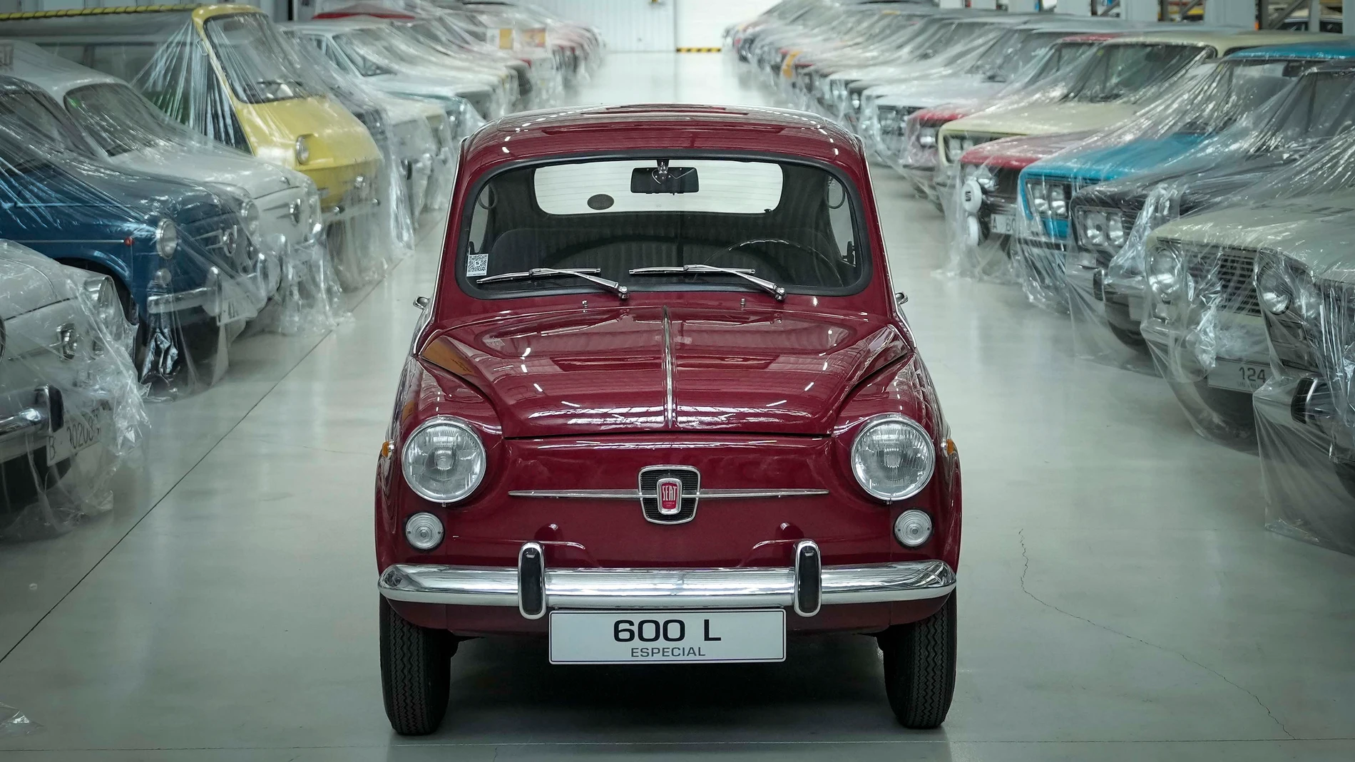 GRAFCAT2984 BARCELONA 03/08/2023.- El penúltimo Seat 600 fabricado en la factoría automovilística se conserva en una nave de la Zona Franca de Barcelona junto a otros coches históricos de Seat, El 600 fue un coche que marcó la historia de España y que llevó a las clases medias de vacaciones, convirtiéndose en uno de los pilares del desarrollismo de la época y que hoy jueves 3 de agosto del cumplen 50 años de la fabricación del último vehículo. EFE/Enric Fontcuberta