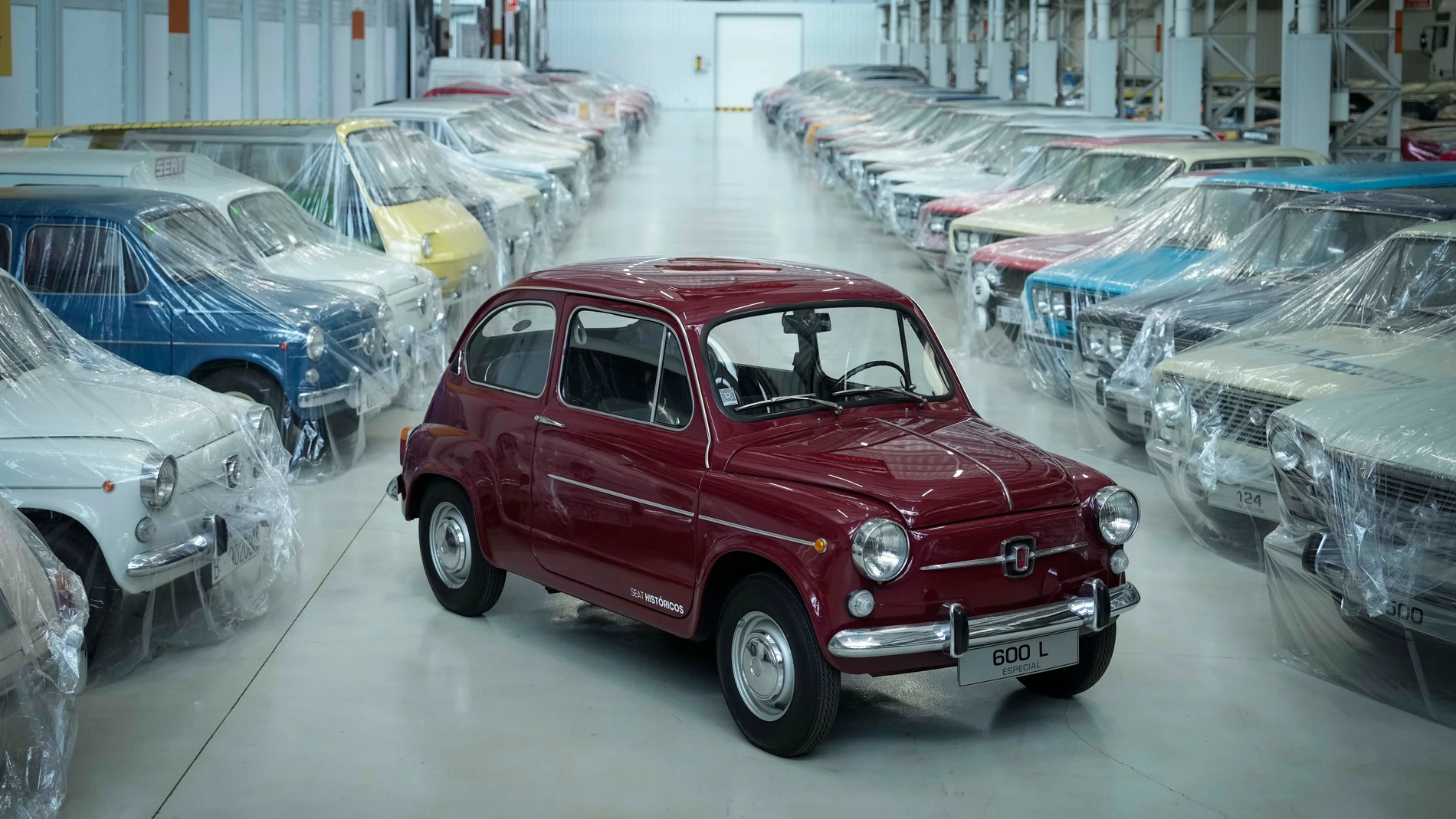 GRAFCAT2981 BARCELONA 03/08/2023.- El penúltimo Seat 600 fabricado en la factoría automovilística se conserva en una nave de la Zona Franca de Barcelona junto a otros coches históricos de Seat, El 600 fue un coche que marcó la historia de España y que llevó a las clases medias de vacaciones, convirtiéndose en uno de los pilares del desarrollismo de la época y que hoy jueves 3 de agosto del cumplen 50 años de la fabricación del último vehículo. EFE/Enric Fontcuberta