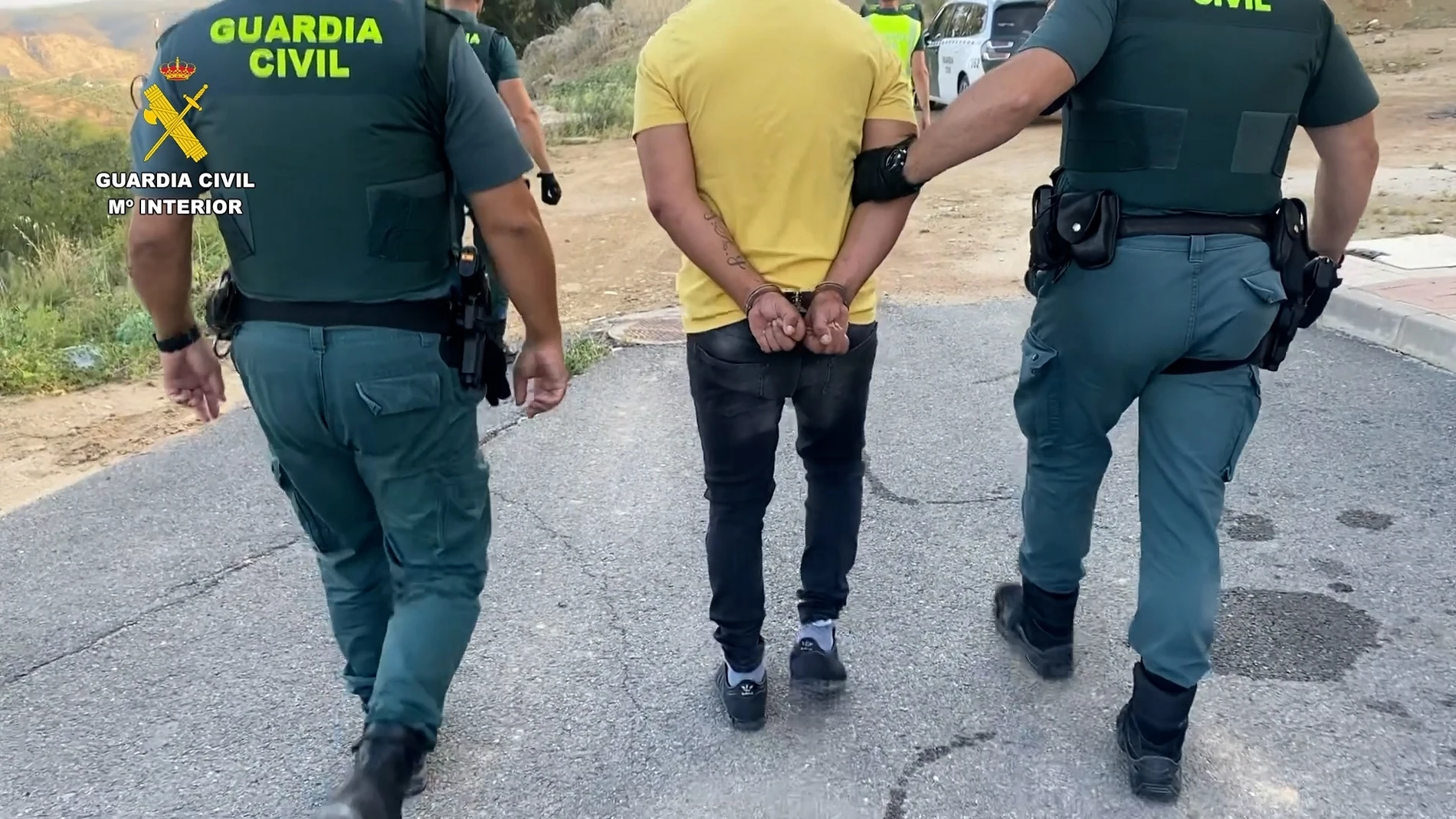 Imagen del momento de la detención de uno de los presuntos implicados en la trama