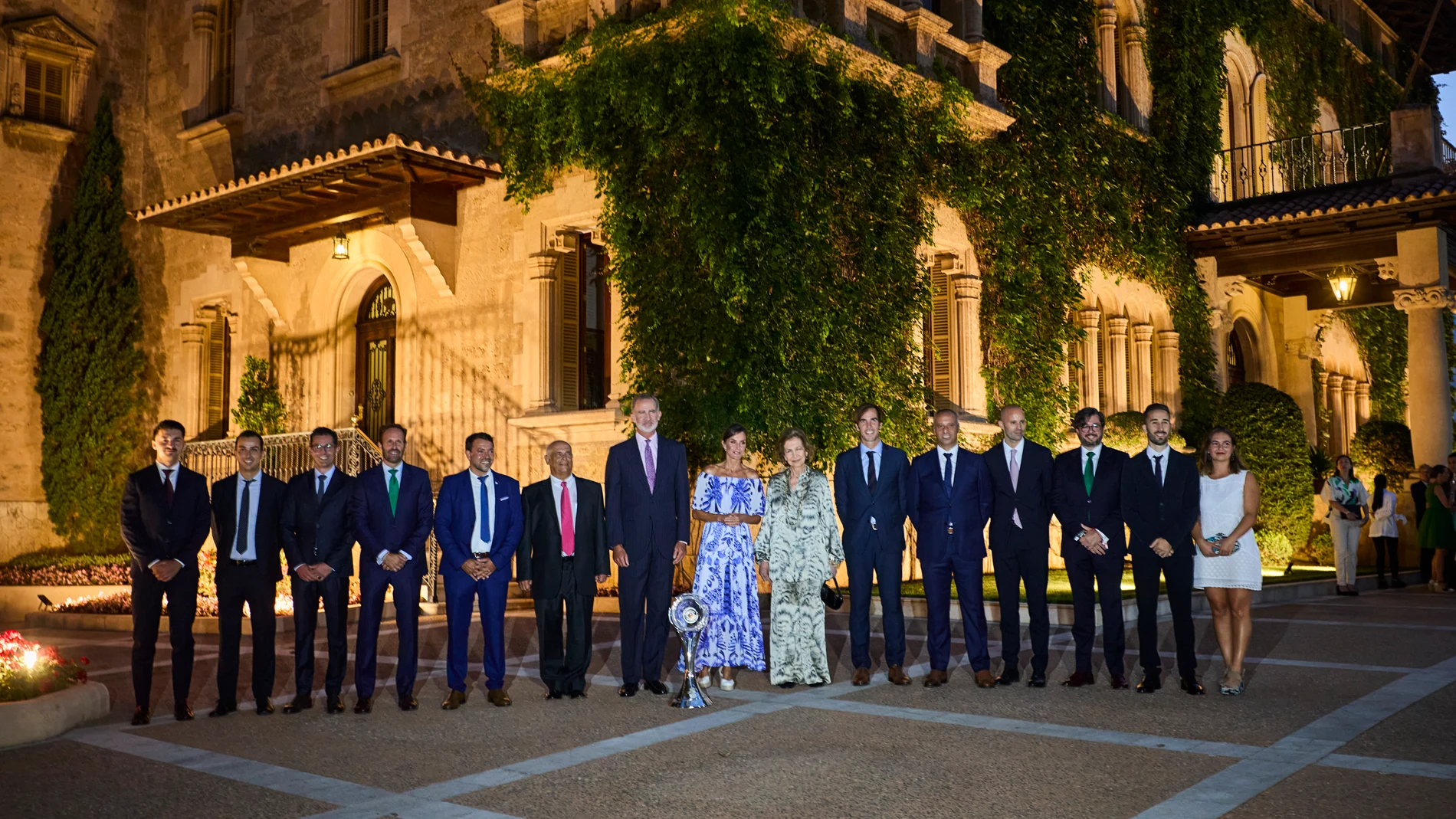 Los Reyes de España, Felipe Vi y Letizia Ortíz junto con Reina Sofía, en la recepción ofrecida a las autoridades de las Islas Baleares y a una representación de la sociedad balear en el Palacio de Marivent © Alberto R. Roldán / Diario La Razón. 03 08 2023