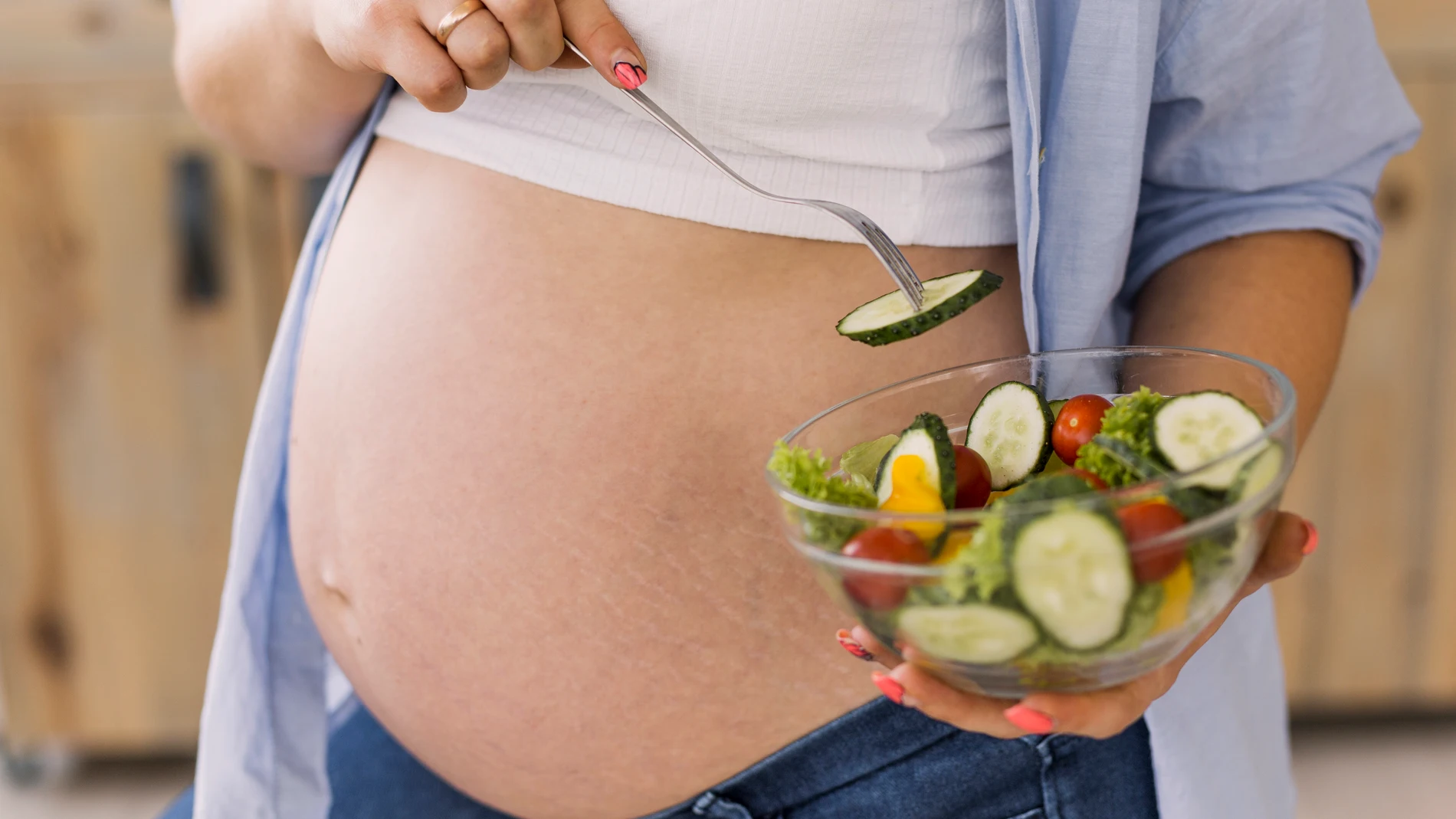 Mujer embarazada come alimentación