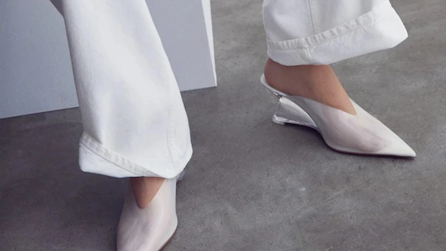Las sandalias ‘virgule’ prometen convertirse en el calzado viral este agosto y te enseñamos dónde puedes comprarlas