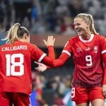 Crnogorcevic, con su compañera Calligaris, en el partido contra Nueva Zelandad