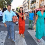 Tanar Rivera con vestido naranja.