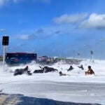 Impactante video muestra cómo fuertes olas derriban a motoristas y ciclistas en las Maldivas