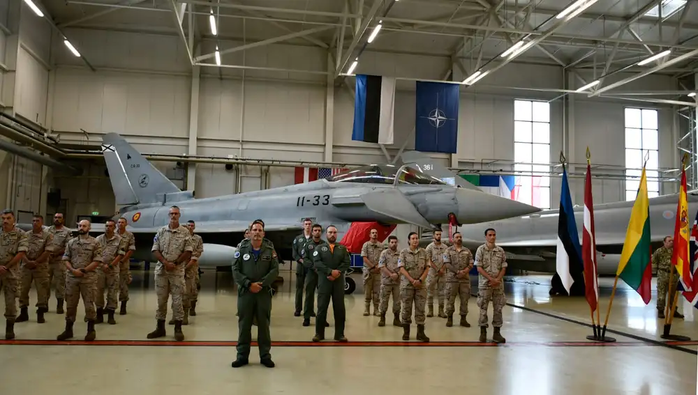Parte del destacamento aéreo del Ejército del Aire en Estonia con uno de los Eurofighter