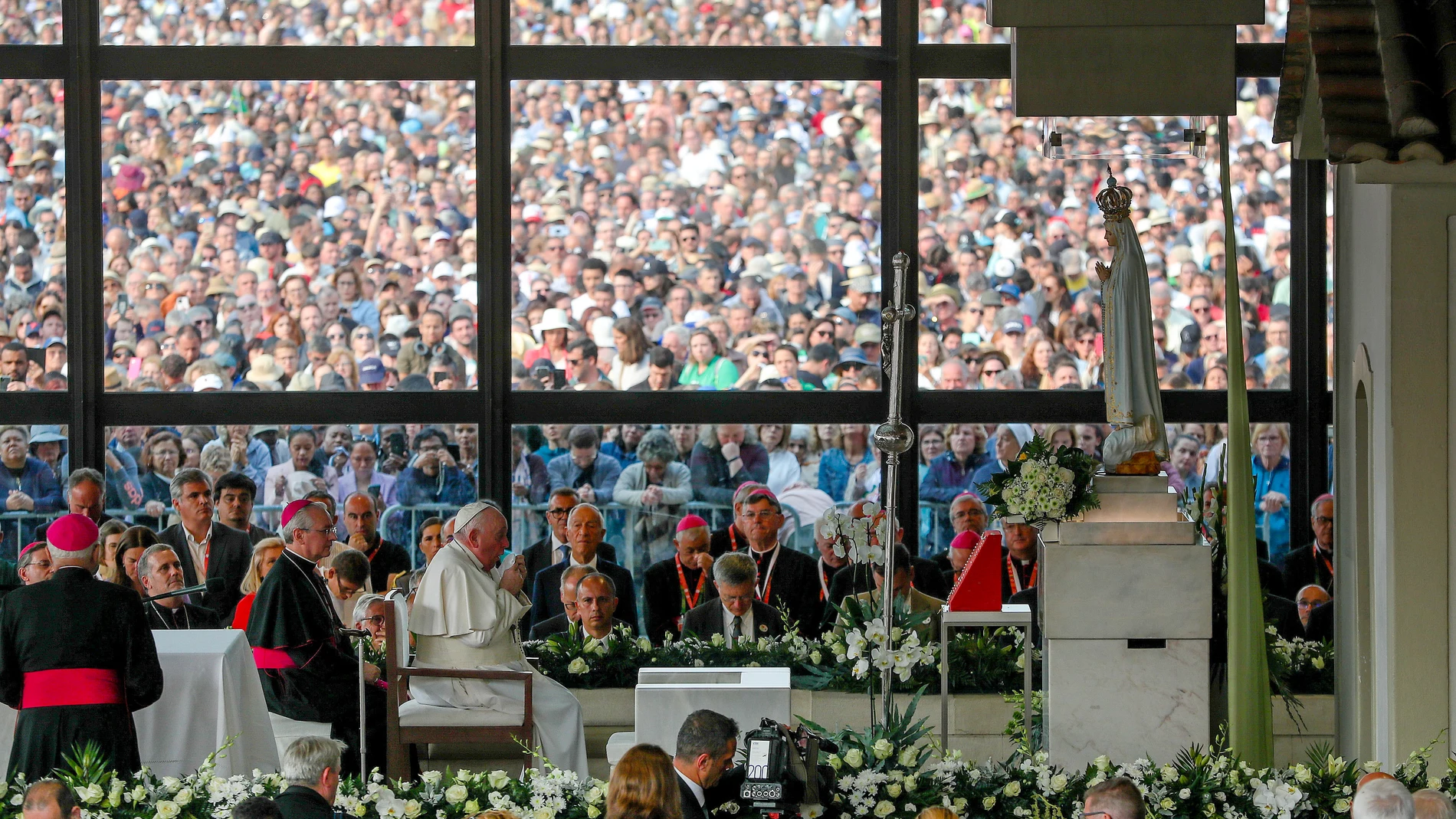-FOTODELDÍA- Fátima (Portugal), 05/08/2023.- El Papa Francisco (c-i, de blanco) reza en la Capilla de las Apariciones en el Santuario de Nuestra Señora de Fátima, en Fátima, Ourem, Portugal, hoy 5 de agosto de 2023. El Pontífice se encuentra en Portugal con motivo de la Jornada Mundial de la Juventud (JMJ). EFE/EPA/ANTONIO COTRIM / POOL