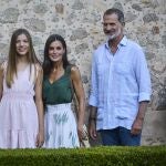 Los Reyes Felipe y Letizia y sus hijas, la princesa Leonor y la infanta Sofía, posan esta tarde durante su visita a la Cartuja de Valldemossa, en la tradicional sesión fotográfica en el inicio de sus vacaciones en la isla.