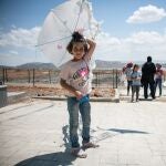 Una niña vuela una cometa en Nurdagi, Turquía, cuando se cumplen seis meses del devastador terremoto.