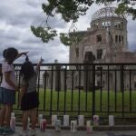 Niñas en la cúpula Genbaku en Hiroshima de la exposición "Hiroshima & Nagasaki: cultura de paz"