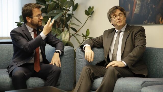 El presidente de la Generalitat, Pere Aragonès, durante una reunión con el expresidente catalán Carles Puigdemont en Bruselas.