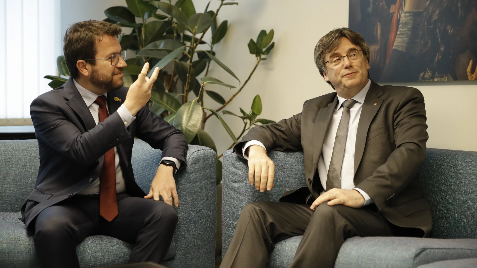 El presidente de la Generalitat, Pere Aragonès, durante una reunión con el expresidente catalán Carles Puigdemont en Bruselas.
