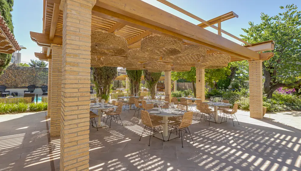 El restaurante El Nido del Mirlo ofrece la exclusiva experiencia de degustar deliciosos platos aderezados con la magia de estar ubicado en uno de los escenarios de una de las mayores obras de la literatura española.