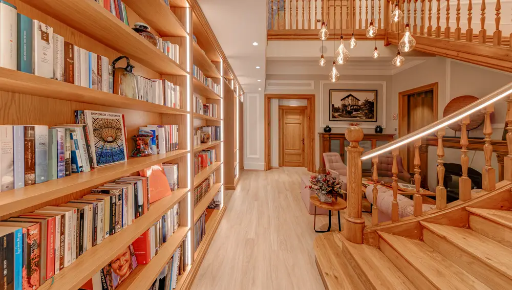 La escalera de madera del salón principal, es el corazón de la casa y la misma cuyo crujir tanto cautivaba al protagonista de «La Sombra del Viento».
