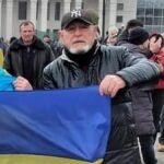 Mariano García protesta en Jersón con una bandera ucraniana 